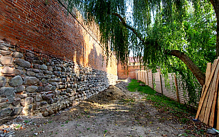Trwa remont średniowiecznych murów obronnych w Pasłęku. Potrzebne są dodatkowe prace, których nie było w planach